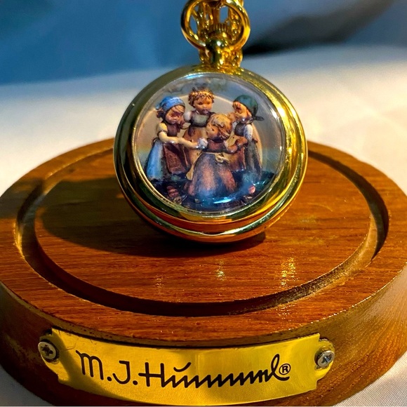 M. I. Hummel "Ring Around The Rosie" Pendant Watch 23k gold wooden case - Picture 4 of 6